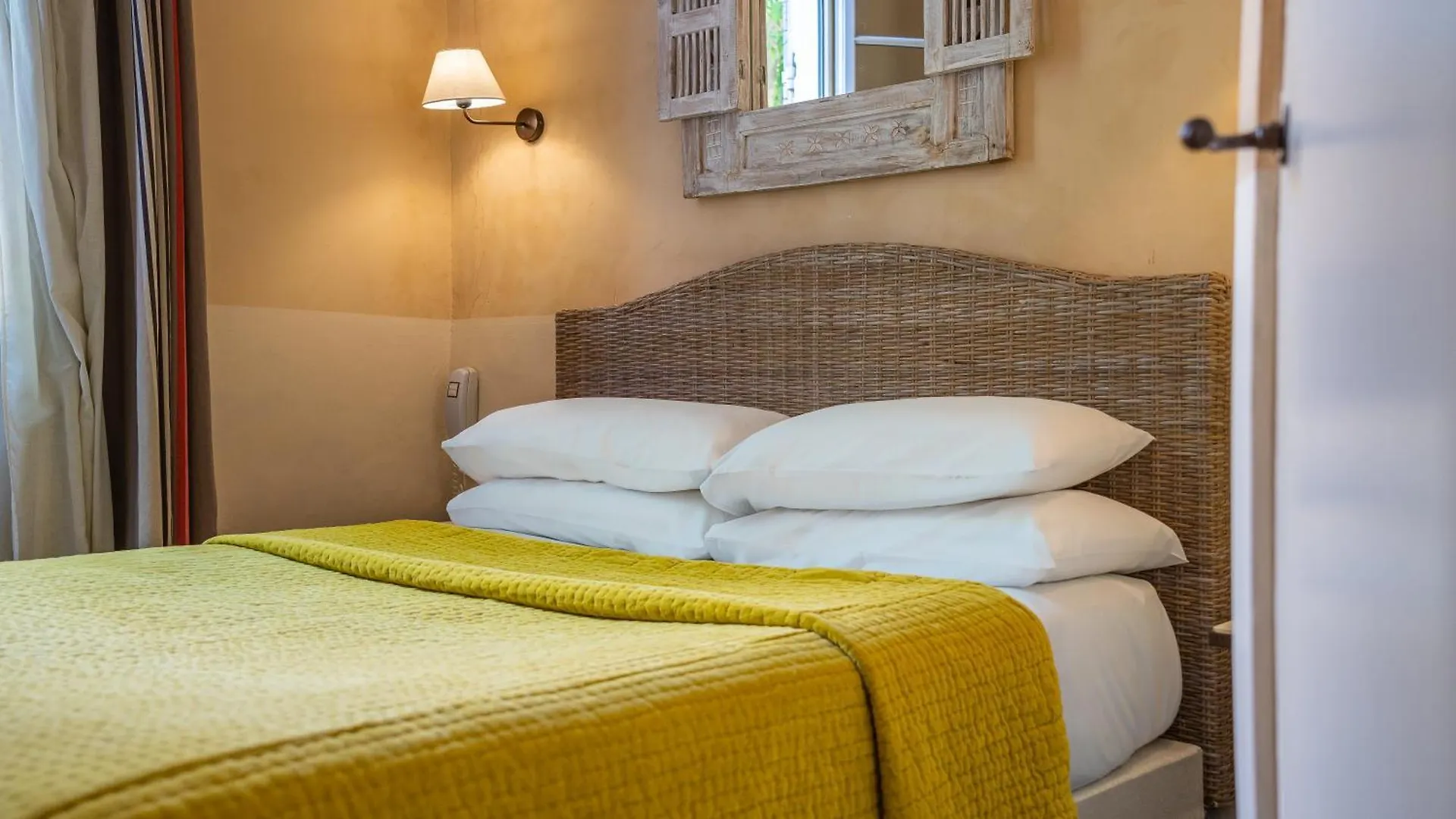 Hotel Amphitheatre Arles 3*,  France