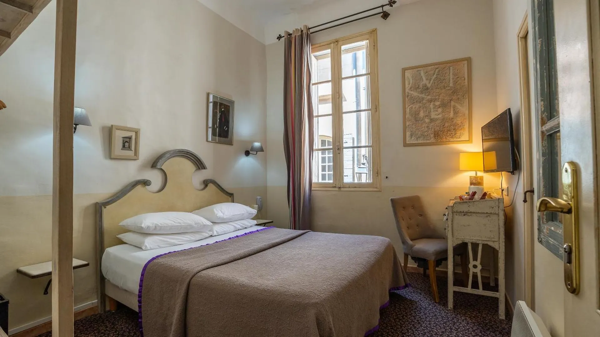 Hotel Amphitheatre Arles 3*,