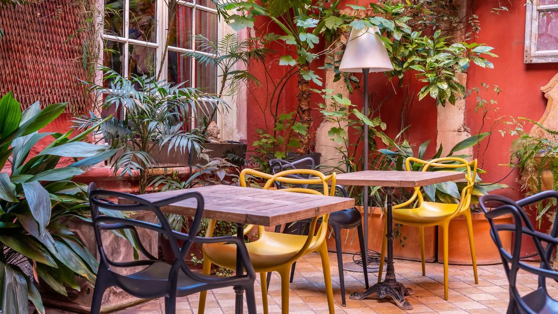 ***  Hotel Amphitheatre Arles France